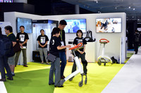 展示の多くは来場者が実際に体験できるものとなっている。