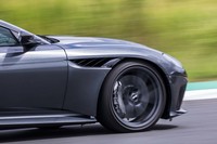 サスペンションはフロントがダブルウイッシュボーン、リアがマルチリンク。ステアリング左のスイッチで3段階の切り替えを行えるアダプティブダンピングシステムを標準装備している。