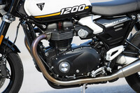 1197ccの排気量を持つ並列2気筒SOHCエンジン。今回の改良では最高出力を100PS/7250rpmから105PS/7750rpmにアップ。高出力化、高回転化が図られた。