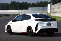 「プリウスPHV」の“GRスポーツ”は、クリアタイプのリアランプやガーニッシュを装着。一段と個性が強められている。