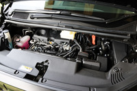 2.5リッター直4エンジンをベースとするプラグインハイブリッドユニットは、システム最高出力306PSを誇る。エンジン単体では177PS、フロントモーターは182PS、リアモーターは54PSの最高出力をそれぞれ発生する。