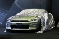 アンベールされる「GT-R」の2024年モデル。