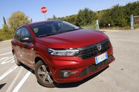 現行「サンデロ」は2020年9月に発表された3代目である。クロスオーバーの姉妹車「サンデロ ステップウェイ」と区別するため「ストリートウェイ」のサブネームがつく。