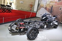 2015年『ミッション：インポッシブル ローグ・ネイション』の走行シーン撮影のため、“3輪”に改造された「BMW S1000RR」。そのつくりはもはや職人技の領域である。