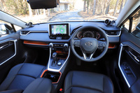 オレンジ／シルバー色の加飾をインストゥルメントパネルに採用している「アドベンチャー」グレード。