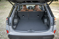 荷室は幅1250mmの大開口が自慢。ユーティリティーナットやコンセント、キックセンサー式ハンズフリーパワーリアゲートなども用意される。