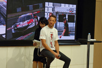 F1とSUPER GTの違いについて聞かれたバトン選手は、「F1では同じチームでもドライバー同士はライバルだけど、SUPER GTでは仲間同士になる。それが楽しい」と話した。