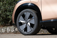 他の仕様のタイヤサイズが235/55R19なのに対し、「B9 e-4ORCEリミテッド」のそれは255/45R20。試乗車にはブリヂストンのスタッドレスタイヤが装着されていた。