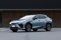 2023年11月30日に発売された「RZ300e」。フロントに最高出力204PSのモーターを搭載したFWD車だ。