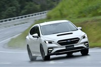 177PSという最高出力は数値としては驚くほどではないが、先代の1.6リッターモデルに比べて走りだしの0-30km/h加速が12％速まるなど、ピックアップ性は向上している。