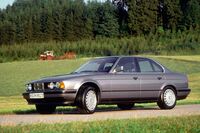 「BMW 5シリーズ」
	Eセグメントに属するBMWのセダン／ステーションワゴン。初代は1972年にデビューし、現在では7代目となっている。映画に登場するのは、1988年から1995年まで販売された3代目のE34型。