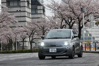 車両重量は1330kgと、EVとしては非常に軽量。この軽さが、0-100km/hが9.0秒という加速性能や、WLTCモードで128Wh/kmという電力消費率に寄与している。