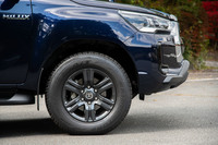 「Z」に装備されるダークグレーメタリックのアルミホイール。「X」はキャップ無し、ブラック塗装のスチールホイールという“硬派”ないでたちとなる。タイヤサイズはともに265/65R17。