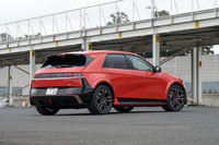 ボディーのスリーサイズは全長×全幅×全高＝4715×1940×1625mm。小型ハッチバックのように見えてかなり大きい。ホイールベースは3000mmもある。