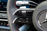 安全装備については「MB.DRIVE」と呼ばれる新世代の先進運転支援機能が搭載される（写真はステアリングホイールのスポーク部に備わるACCのスイッチ）。