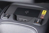 スマートフォンの無接点充電器は1万3200円のオプション。クルマの性格を考えると固定できる機構が欲しいところ。