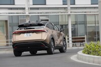 真一文字のリアコンビランプでワイド感を強調。2本セットのシャークフィンアンテナは「プロパイロット2.0」などとセットのオプション。