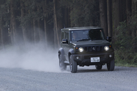 もちろんドライブトレインはパートタイム式4WD。トランスファーレバーで「2H」「4H」「4L」を切り替える。