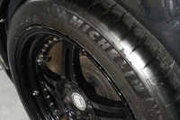 ついでに、すり減っていたリアタイヤも交換してもらった（もちろん、こちらは自費ですよ）。銘柄は、なんと「ミシュラン・パイロットスポーツ」！ 半分だけだが、これで記者も、ホントにブルジョアの仲間入り。