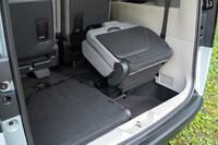 3列目シートが床下に格納できるのがライバル車にはない美点だ。