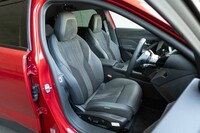 シート表皮はテップレザーとアルカンターラの組み合わせ。座面も背もたれも硬めで、座ってもほとんど沈み込まない。