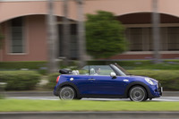 電動ソフトトップの開閉に要する時間は、それぞれ約20秒。30km/h以下であれば走行中でも操作できる。