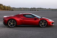 パワーユニットやボディーの各所で軽量化が追求された「296GTB」。重量がかさみがちな電動車でありながら、車重を1470kg（乾燥重量）に抑えている。