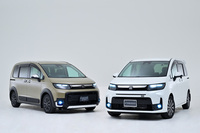 ホンダアクセスが手がける純正アクセサリーを装着した「フリード クロスター」（写真左）と「フリード エアー」（同右）。