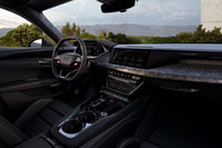 インテリアでは、シートやステアリングホイールシルプレート、デジタルコンテンツのデザインが見直された。