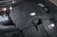 ベーシックな「カイエン クーペ」のパワーユニットは最高出力340PS、最大トルク450N・mの3リッターV6ターボエンジン。最大トルクを1340-5300rpmもの広範囲で発生するのが特徴だ。