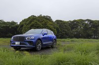 ダークティント仕立てのフロントグリル＆バンパーが高性能バージョンたる「スピード」の証しだ。