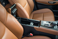 センターアームレストをスライドさせるともう1つ姿を現す。