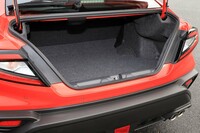トランクルームには9.5インチのゴルフバッグが3つ収納できる。開口部から後席背もたれまでの奥行きは1001mm。