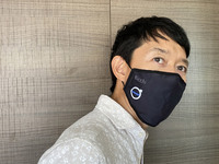【写真C】同じマスクだが、右はボルボ。