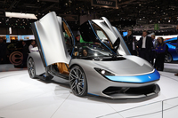 イタリア最大のカロッツェリアであるピニンファリーナは、これまでにあまたの自動車のデザインを手がけてきた。写真は2019年のジュネーブショーで発表されたオリジナルの電動スーパーカー「バッティスタ」。（写真＝佐藤靖彦）