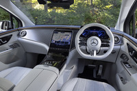 ダッシュボードの上部を彩るアンビエントライトが包まれ感を強調する。試乗車のインテリアカラーは「ネバグレー」と「ビスケーブルー」のコンビネーション。