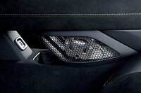 シフトレバーの下部はメッシュになっており、リンケージが見えるようになっている。