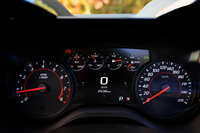 速度計とエンジン回転計、フルカラーのマルチインフォメーションディスプレイで構成されるメーターパネル。ディスプレイの表示は、ステアリングスイッチによって切り替えることができる。