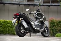 ボディーカラーは、写真の「マットメテオライトブラウン×ブラック」のほか、「マットガンパウダーブラックメタリック」と「ゲイエティーレッド」が選べる。