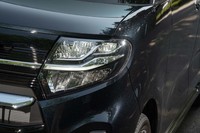 「カスタム」にはアダプティブドライビングビーム機能を備えたヘッドランプが標準装備。ハイビームでの走行中に対向車などを検知すると、その部分だけLEDを消灯し、げん惑を防ぐようになっている。