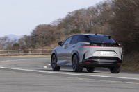 駆動用リチウムイオンバッテリーの容量は76.96kWhで、WLTCモードの一充電走行距離は582km。改良前の4WDモデル「RZ450e“バージョンL”」は71.4kWhと494kmだったので大幅な伸長といえるだろう。