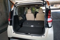 後席のスライドや背もたれの折りたたみは荷室側からでも行えるようになっている。