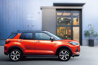 ボディーカラーは3つのツートンルーフ仕様を含む全11種類となっている。