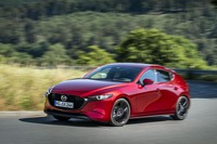 2リッターのスカイアクティブX搭載車は、同排気量のスカイアクティブG搭載車を24psと25Nm上回る、最高出力180ps、最大トルク224Nmを発生する。