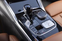 センターコンソールにはシリアルナンバー入りのプロダクションプレートが貼られる。今回の試乗車は「064」だった。