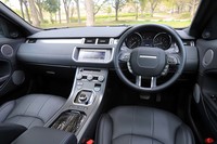 内装色に「エボニー」が用いられた「ランドマークエディション」のインテリア。モダンなイメージやスマートさと、英国のプレミアムカーならではの上質感を兼ね備えている。