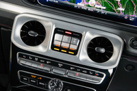 ダッシュボードの中央に備わる、3つのデフロックのスイッチ。メルセデス・ベンツいわく、名の通ったオフロード車の中でも、フロント、センター、リアの3カ所にデフロック機構を持つのは「Gクラス」だけとのこと。