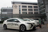 玄関脇には「オペル・アンペラ」用充電ステーションも。