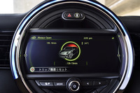 インパネ中央の巨大なメーターは、新型ではナビゲーションや各種情報のディスプレイとして使われている。