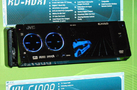 【写真上】パナソニックが参考出品していた「カーAVCMAXサーバー」。車内に置いたハードディスクに音楽や映像を自在にダウンロードしてクルマで楽しむのが将来当たり前になるかも。【写真下】3インチ液晶モニターをフロントフェイスに装備したJVCのDVD／CDレシーバー「KD-AVX1」。TVやリアビューカメラ、カーナビなどお好きな画像を出せるほか、画面を見ながら操作できるため使い勝手もいい。